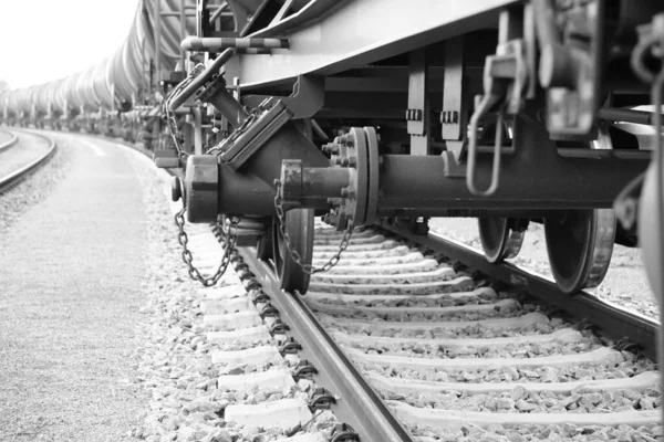 線路上のタンクワゴン列車の閉鎖グレースケール — ストック写真