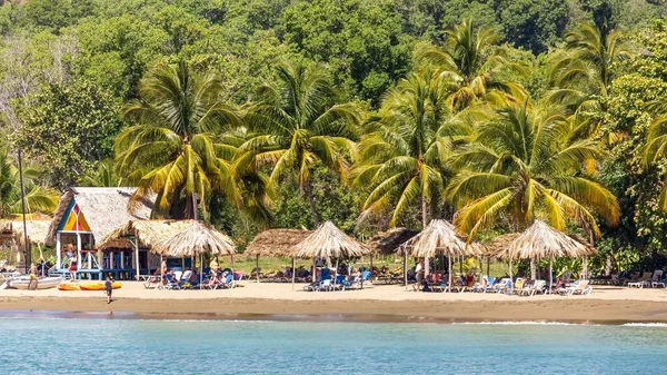 Gente Que Relaja Playa Día Soleado — Foto de Stock