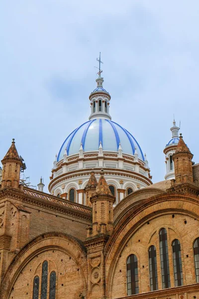 エクアドル クエンカでの無傷の概念の大聖堂の垂直ショット — ストック写真