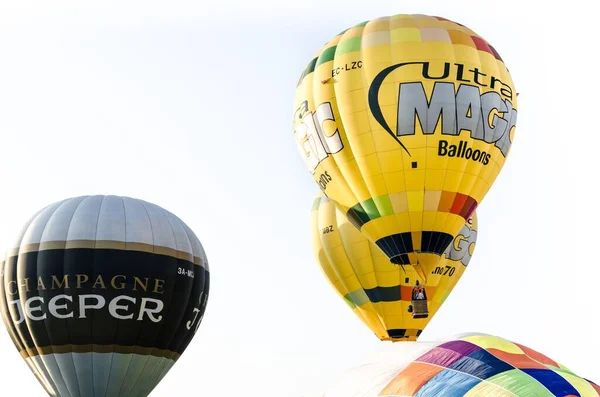 Avrupa Balon Festivali Sırasında Havada Uçan Sıcak Hava Balonlarının Düşük — Stok fotoğraf