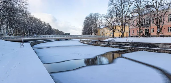 Una Vista Escalofriante Río Congelado Ciudad Turku Finlandia Durante Invierno — Foto de Stock