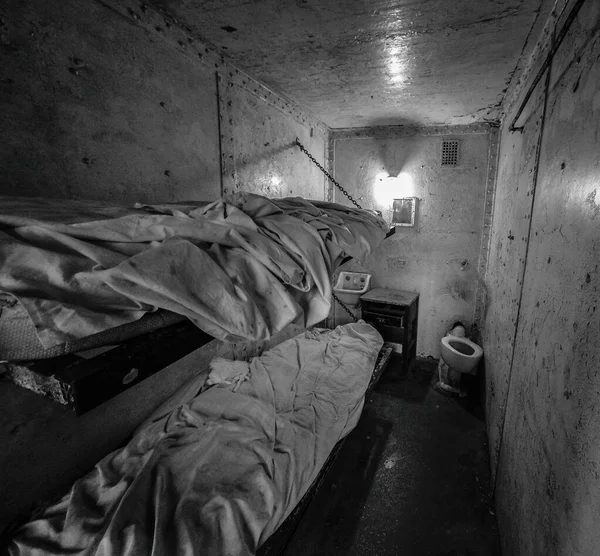 有裂缝的墙壁和恶劣的生活条件 高角度的监牢的灰度 — 图库照片