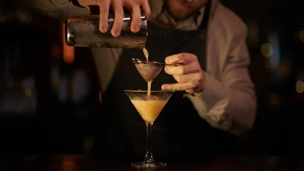 Een Barman Giet Sap Een Alcoholische Cocktail Door Een Kettingfilter — Stockfoto