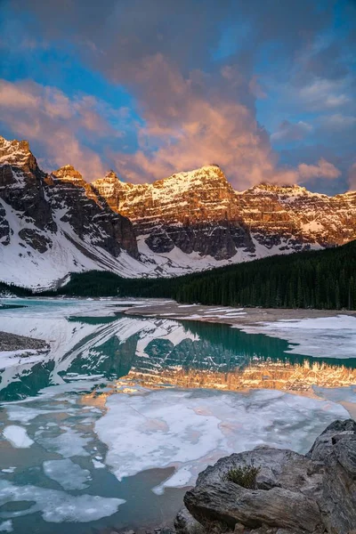 Önünde Göl Olan Bulutlu Bir Gökyüzüne Karşı Karlı Bir Dağın — Stok fotoğraf