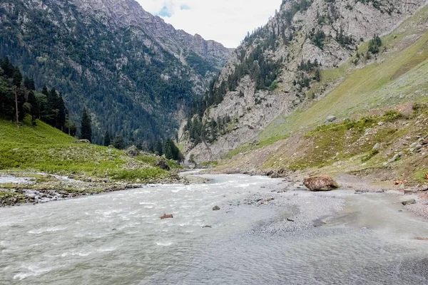 Uma Vista Panorâmica Rio Que Flui Montanhas Verdes Caxemira Índia — Fotografia de Stock