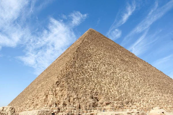 在阳光灿烂的日子里 古埃及金字塔在蓝云天的映衬下形成 — 图库照片
