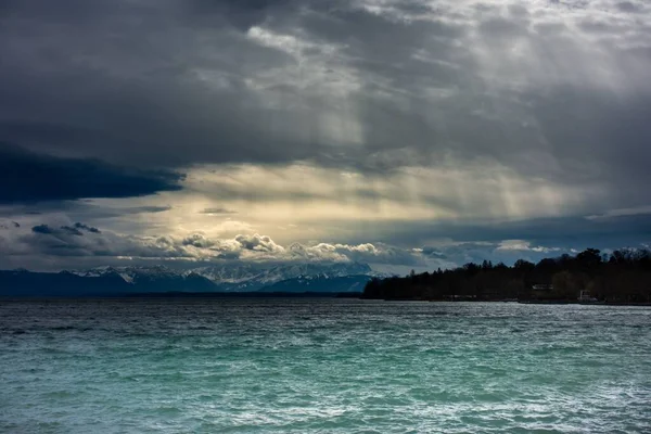 Beautiful Sun Rays Coming Clouds Calm Sea — Stock Photo, Image