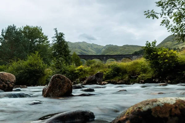 Een Prachtige Opname Van Rotsachtige Glenfinnan Viaduct Buurt Van Groene — Stockfoto