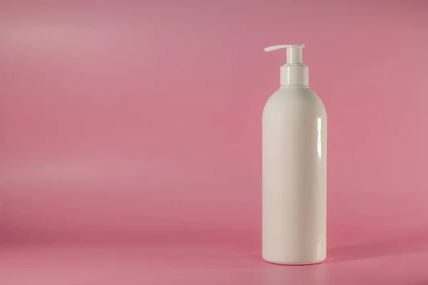 Fehér Műanyag Palack Rózsaszín Háttérrel Másolási Hellyel — Stock Fotó