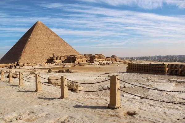 Starożytna Egipska Piramida Przeciwko Błękitnemu Pochmurnemu Niebu Słoneczny Dzień — Zdjęcie stockowe