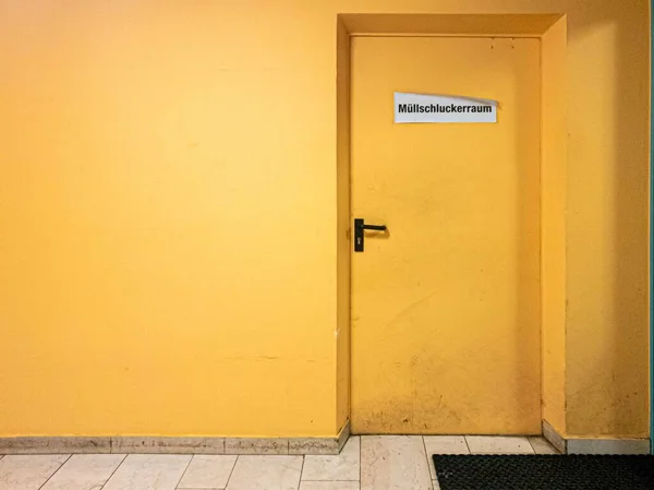 Yellow Door Yellow Wall Garbage Chute Room Sign Translated German — Stock Photo, Image