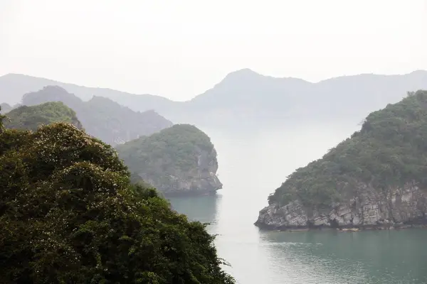 Μια Θέα Τοπίο Των Βράχων Του Halong Bay Βιετνάμ Μια — Φωτογραφία Αρχείου