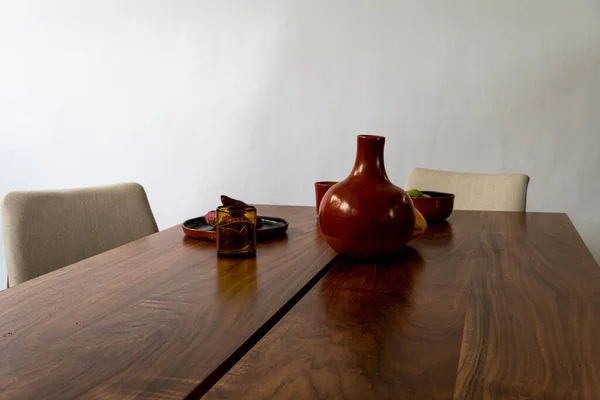 Een Prachtige Houten Eettafel Met Stijlvolle Borden Bovenop Omgeven Door — Stockfoto