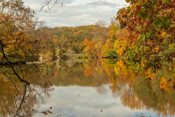 Uma Foto Cênica Lago Imóvel Refletindo Cores Das Árvores Outono — Fotografia de Stock