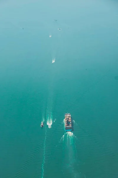Uma Antena Barco Uma Lagoa Paisagem Marinha Iluminada Pelo Sol — Fotografia de Stock