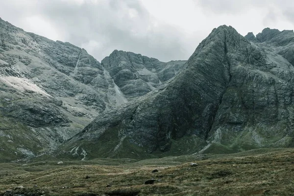 Las Montañas Rocosas Isla Skye Escocia Contra Cielo Nublado — Foto de Stock