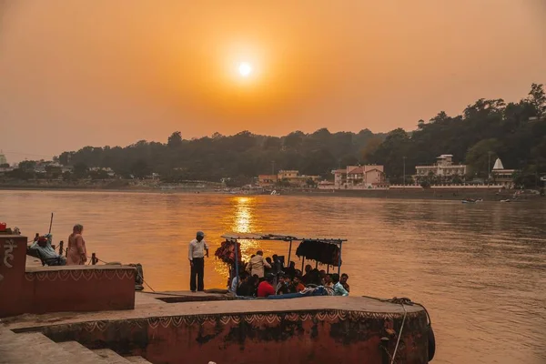 Scéna Západu Slunce Lodi Lidmi Řece Ganges Rishikesh Indie — Stock fotografie