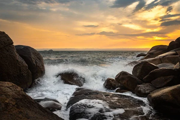 Вид Пейзаж Хвиль Скелястого Пляжу Заході Сонця — стокове фото