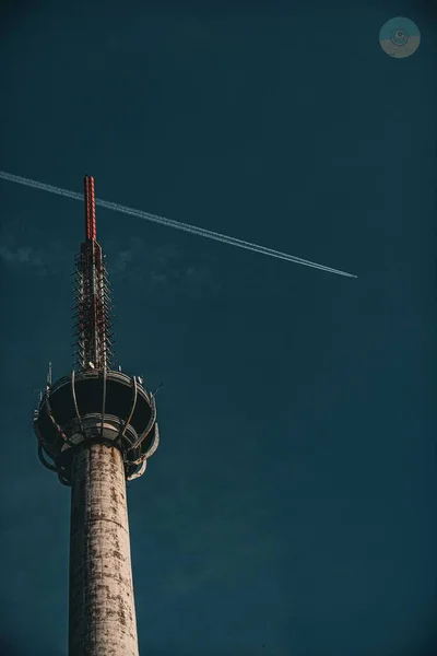 Ein Vertikaler Tiefflug Von Einem Fernsehturm Und Einem Kondensstreifen Wolkenlosen — Stockfoto