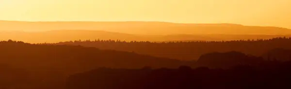 Panoramatický Záběr Stromů Kopců Při Západu Slunce — Stock fotografie