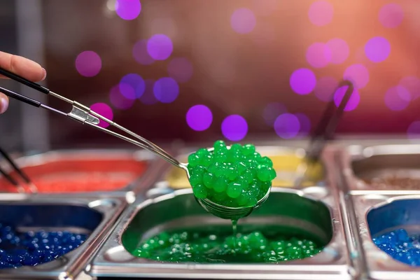Primo Piano Una Paletta Verde Caviar Cibo Pali Visualizzati — Foto Stock