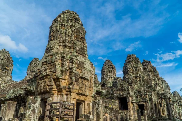 柬埔寨暹粒Bayon寺外层蓝天 — 图库照片