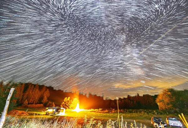 Ein Lagerfeuer Und Die Bäume Unter Einem Sternenhimmel — Stockfoto