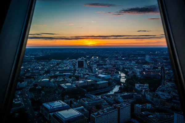 Eine Schöne Aufnahme Einer Stadtlandschaft Bei Sonnenuntergang Aus Dem Fenster — Stockfoto