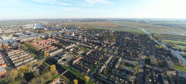 Luftaufnahme Einer Stadt Mit Kleinen Gebäuden Und Feldern — Stockfoto