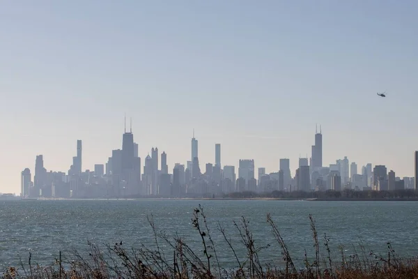 Şikago Siluetinin Güzel Bir Görüntüsü Gün Doğumunda Suyun Üzerinde Gökyüzü — Stok fotoğraf