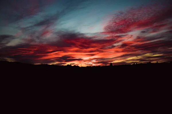 在保加利亚索菲亚 一张美丽的红色落日与多云的天空的照片 — 图库照片