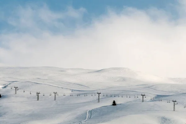 Красивий Вид Засніжену Гору Проїжджою Частиною Взимку — стокове фото