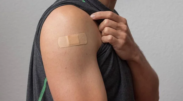 Бандаїд Або Наклеювання Штукатурки Плече Щоб Показати Приховану Вакцинацію — стокове фото