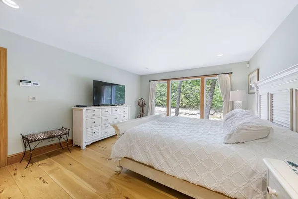 薄緑色の壁とテレビ付きのベッドルームのインテリアショット — ストック写真