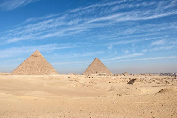 在阳光灿烂的日子里 古埃及金字塔映衬着蓝云的天空 — 图库照片