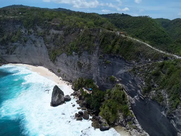Luftaufnahme Einer Insel Mit Bäumen Umgeben Von Kristallklarem Meer — Stockfoto