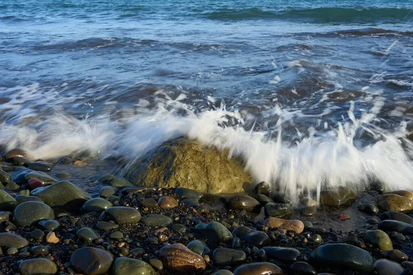 Хвиля Спалахує Скелях Узбережжі — стокове фото