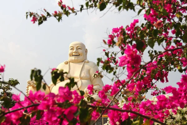 Stock image A white Buddha statue in the background of pink flowers in the Mekong River Delta, Vietnam