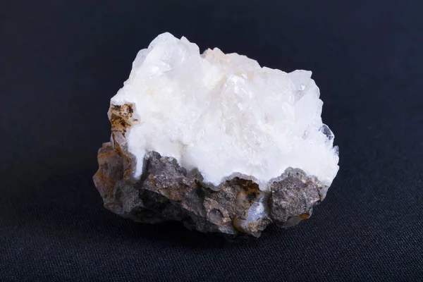 Uma Visão Close Mineral Cristalino Quartzo Sobre Fundo Preto — Fotografia de Stock