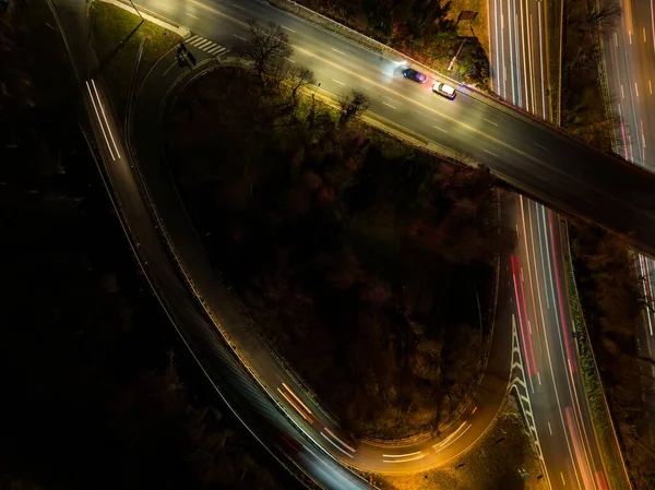 Gece Bir Otoyolun Çıkış Rampasının Havadan Görüntüsü — Stok fotoğraf