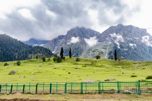 Ein Malerischer Blick Auf Eine Grüne Bergkette Hinter Einem Zaun — Stockfoto