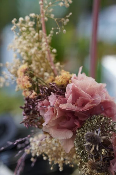 美しい花の装飾の垂直ショット — ストック写真