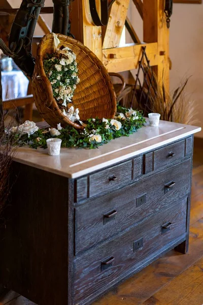 Vertical Shot Floral Decoration Wooden Cabinet — Stock Photo, Image
