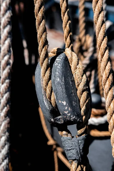 Teknedeki Iplerin Dikey Görüntüsü — Stok fotoğraf