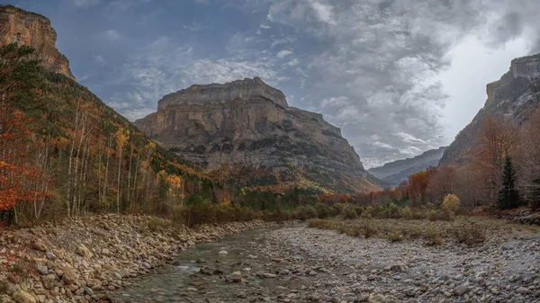 Krásná Krajina Skalnatých Hor Zamračený Den — Stock fotografie