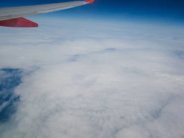 Widok Chmur Przez Okno Samolotu — Zdjęcie stockowe