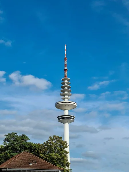 Pionowe Ujęcie Hamburskiej Wieży Telewizyjnej Przeciw Błękitnemu Niebu — Zdjęcie stockowe