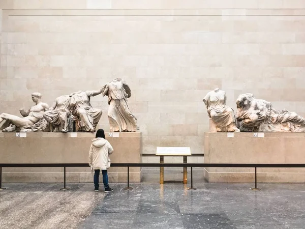 Uma Mulher Vista Observando Frisos Partenon Museu Britânico — Fotografia de Stock