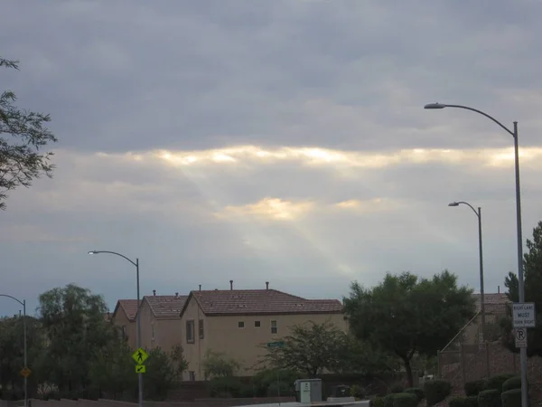 Sun Rays Peeking Cloudy Sky — Stock Photo, Image