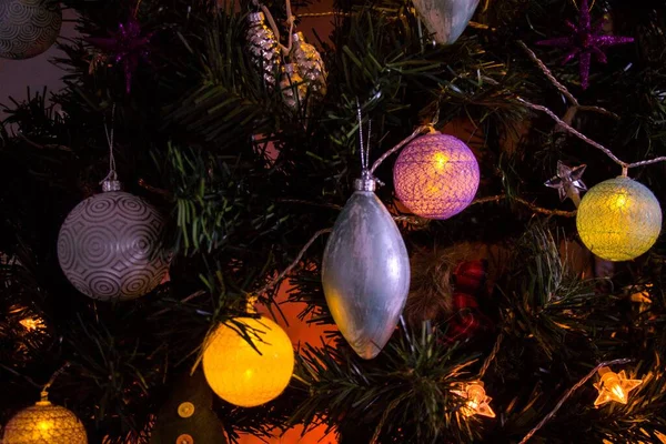 Eine Nahaufnahme Von Einem Weihnachtsbaum Spielzeug Lichtern Und Girlanden — Stockfoto